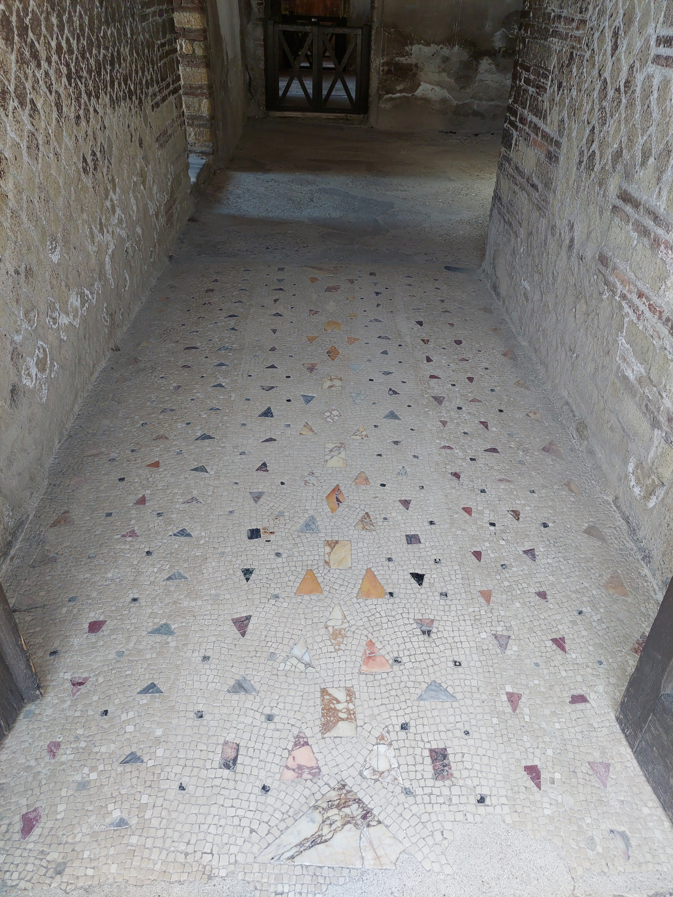 Fußbodenmosaik mit Naturstein-Elementen